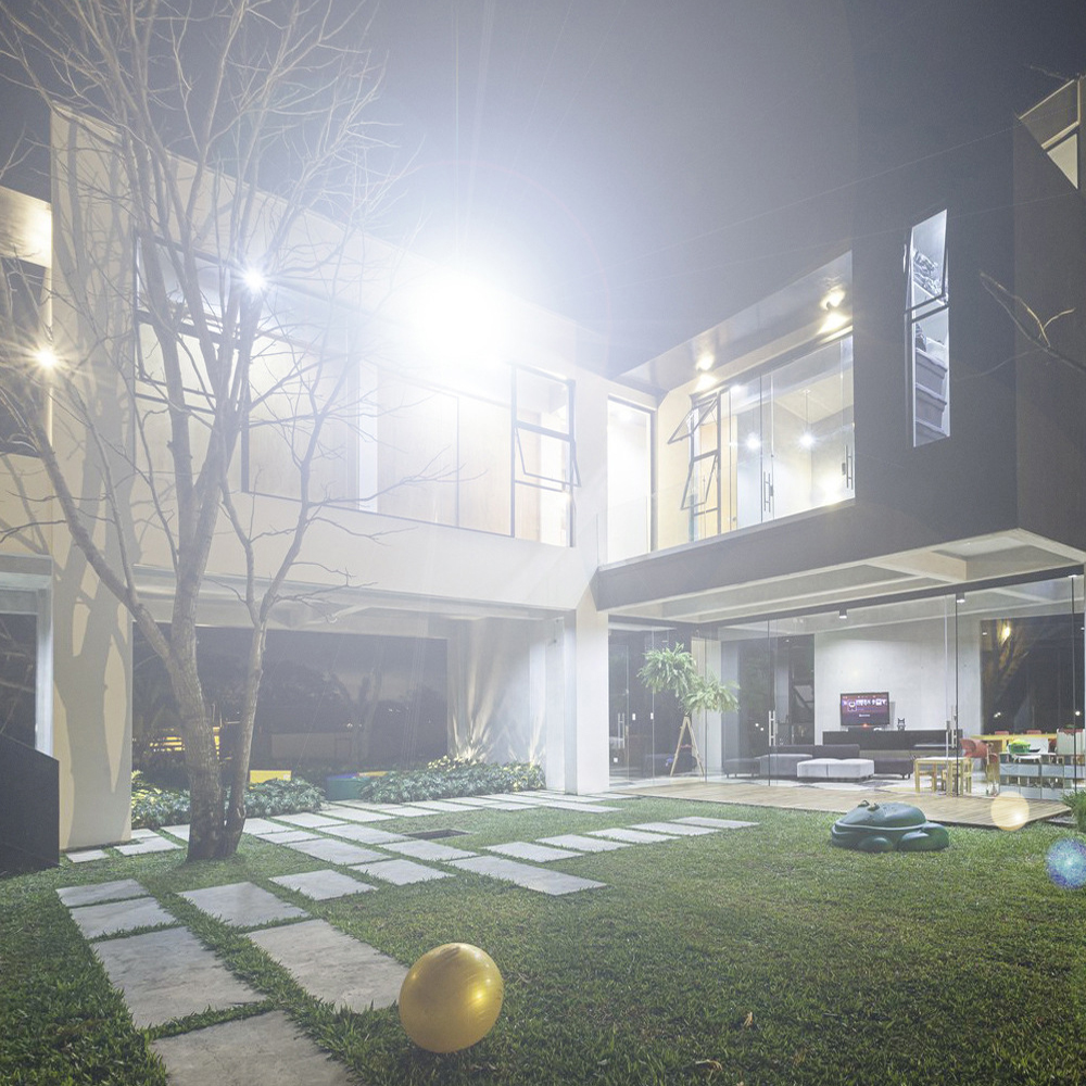 Solar Street Light Induction 100W 200W LED Sun Floodlight Lens Super Bright Large Battery Spotlight Wireless Outdoor
